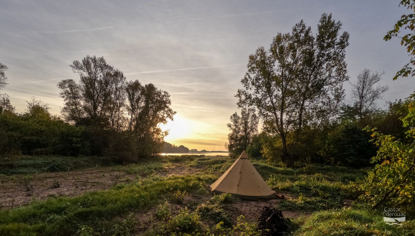 Tipi sur une île de Loire au lever du soleil